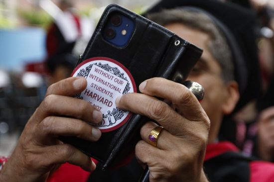 이 가운데, 많은 교수는 예복 위에 '외국 유학생들이 없으면 하버드는 하버드가 아니다'라고 적힌 스티커를 붙여 화합의 뜻을 보이기도 했다.  EPA·연합뉴스