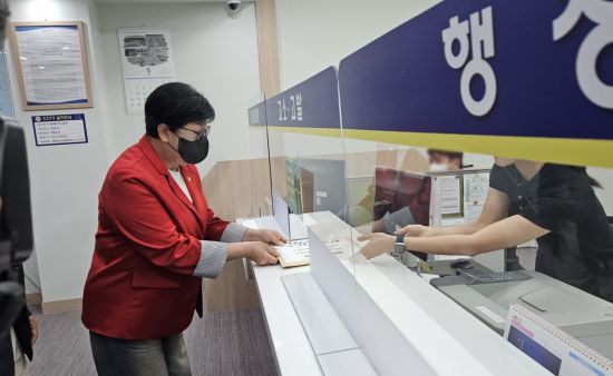 김미나 창원시의원이 경남경찰청 민원실에 민선 7기 허성무 전 시장에 대한 수사 의뢰서를 제출하고 있다. 이세령 기자