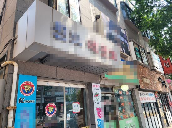 지난 28일 방문한 서울 강서구 방화동의 개화초등학교 인근 식당과 태권도장. 현재 사람이 없어 장사가 안 되는 상황이다. 식당을 운영하는 정모씨(70·남)는 장사를 접기 위해 5년 전 가게를 내놓았지만 나가지 않고 있다고 전했다. 공병선 기자