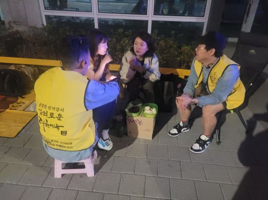 지난 29일 서울 영등포구 당산동에 위치한 영등포구·동작구 선거관리위원회(선관위) 건물 앞에서 시민단체 '시민의 눈' 소속 일원들이 담소를 나누고 있다. 공병선 기자