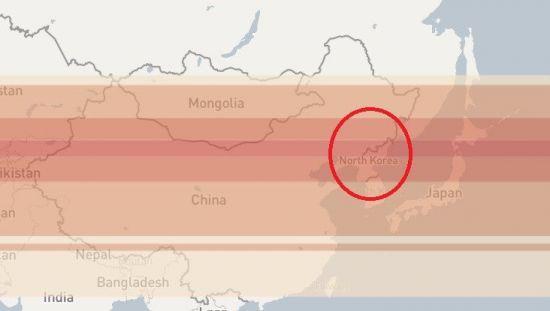 2018년 미국 국방 싱크탱크 전략국제문제연구소(CSIS)가 우주항공 전문가들과 함께 진행한 시뮬레이션. 붉은 띠로 표현된 궤도에 1000대의 SBI를 배열하면 7~8발의 북한 핵미사일 요격 기회를 갖는다. CSIS 홈페이지