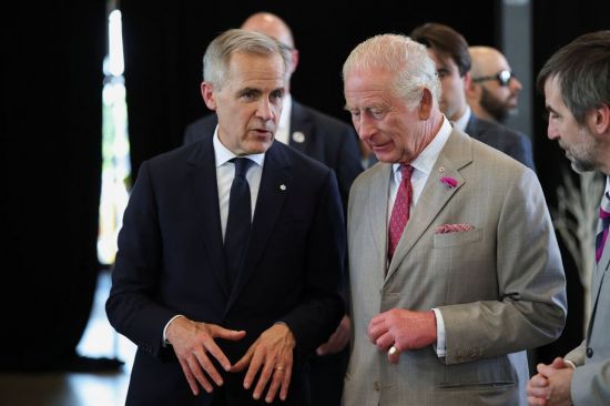 26일(현지시간) 마크 카니 캐나다 총리(왼쪽)가 캐나다를 방문한 영국 찰스3세 국왕과 만나 인사를 나누고 있다. 이번 찰스3세의 방문은 카니 총리의 초청으로 이뤄졌다. 로이터연합뉴스
