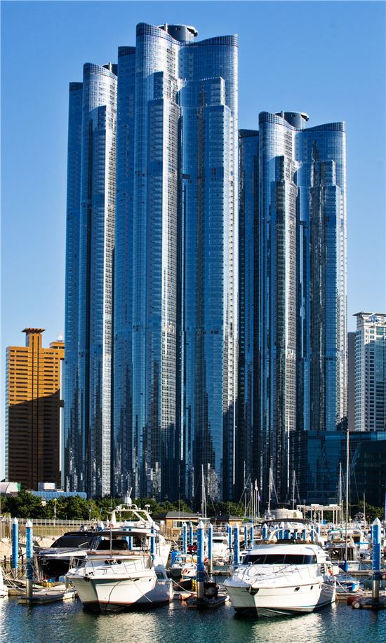 웨이브파크의 모기업 대원플러스건설 본사가 위치한 해운대 두산위브더제니스.