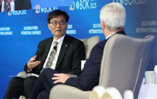 이창용 한국은행 총재와 크리스토퍼 월러 미국 연방준비제도(Fed) 이사가 2일 서울 중구 한국은행에서 열린 '2025년 BOK 국제콘퍼런스'에서 '미국 경제 전망과 통화 정책에 미치는 영향'을 주제로 대담을 나누고 있다. 연합뉴스
