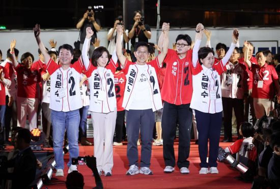 김문수 국민의힘 대선 후보와 경선에서 경쟁을 펼친 한동훈 전 대표, 안철수·나경원·양향자 공동선대위원장이 2일 서울시청 앞 서울광장 피날레 유세에 참석해 김 후보와 손을 맞잡고 원팀임을 강조했다. 연합뉴스