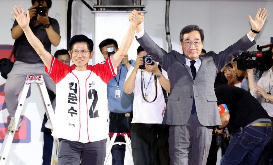 김문수 국민의힘 대선 후보가 2일 서울시청 앞 서울광장에서 열린 피날레 유세에서 이낙연 새미래민주당 상임고문의 손을 잡고 지지를 호소하고 있다. 연합뉴스