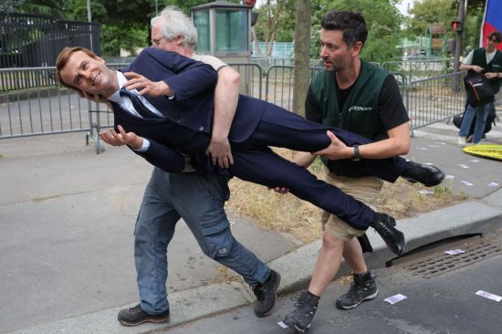 2일(현지시간) 그린피스 프랑스 활동가들이 마크롱 대통령의 밀랍인형을 주프랑스 러시아 대사관 앞에 설치하고 있다. AFP 연합뉴스