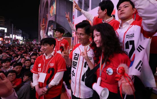 김문수 국민의힘 대선 후보가 2일 서울 마포구 홍익대학교 일대에서 시민들과 기념촬영을 하고 있다. 연합뉴스