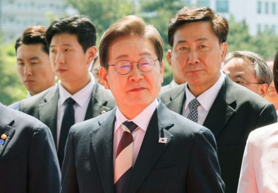 이재명 대통령이 취임 선서를 하기 위해 4일 오전 서울 여의도 국회에 도착해 이동하고 있다. 연합뉴스