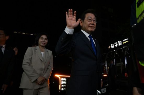 제21대 대통령 당선이 확실시되는 이재명 더불어민주당 대선 후보가 4일 선대위원장들에게 감사 인사를 하기 위해 서울 여의도 중앙당사로 들어가고 있다. 2025.6.4 김현민 기자