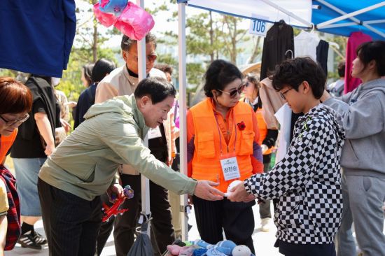 주광덕 남양주시장이 지난 4월 늘을중앙공원에서 열린 점프벼룩시장 호평동 권역장에서 물건을 둘러보고 있다. 남양주시 제공