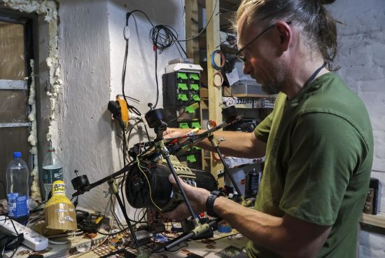 지난 2일(현지시간) 우크라이나 자포리자 지역 최전선에서 한 병사가 드론을 조정하는 모습. EPA연합뉴스