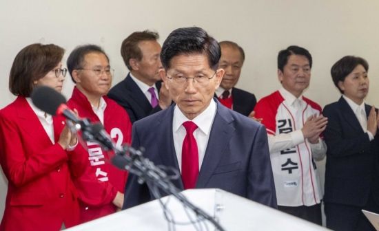 제21대 대통령 선거에서 이재명 더불어민주당 대선 후보에게 패배한 김문수 국민의힘 대선후보가 4일 서울 여의도 당사에서 대선 승복 기자회견을 하기 위해 단상으로 걸어가고 있다. 윤동주 기자