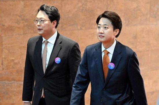 개혁신당 이준석 의원과 천하람 의원이 4일 서울 여의도 국회에서 열린 제21대 대통령 취임선서에 참석하고 있다. 김현민 기자