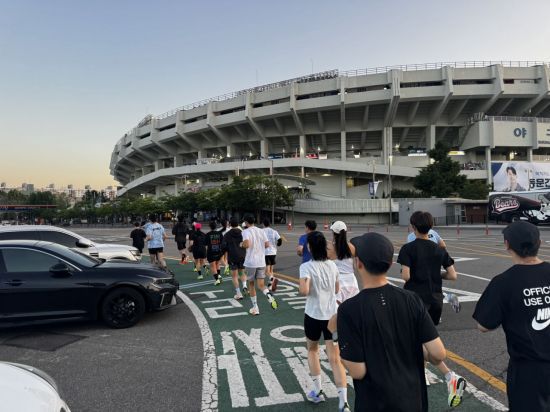 4일 오후 7시30분경 '나이키 롯데월드타워 런클럽'에 참여한 러너 20여명이 서울 송파구 잠실 종합운동장 부근에서 뛰고 있다. [사진제공=롯데백화점]