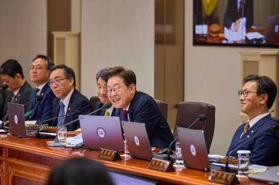 이재명 대통령이 5일 서울 용산 대통령실 청사에서 김밥으로 점심을 대신하며 국무회의를 이어가고 있다. 대통령실 제공. 연합뉴스