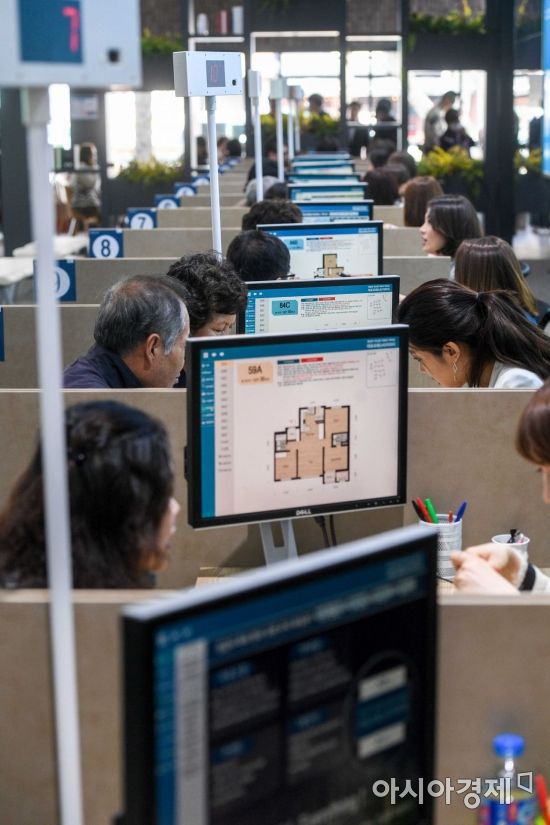 한 아파트 견본주택에서 주택구매 희망자들이 청약 관련 상담을 받고 있다. 아시아경제DB