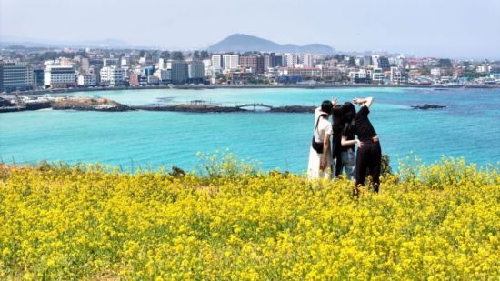 제주시 조천읍 함덕해변을 찾은 관광객이 봄 바다의 정취를 만끽하고 있다. 연합뉴스