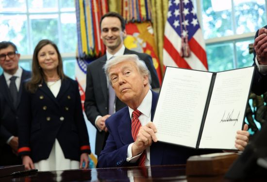 지난달 23일(현지시간) 도널드 트럼프 미국 대통령이 신규 원전 규제를 완화하는 행정명령에 서명하고 있다. 트럼프 행정부는 2050년까지 원전 발전규모를 현재보다 4배 늘리겠다고 발표했다. EPA연합뉴스