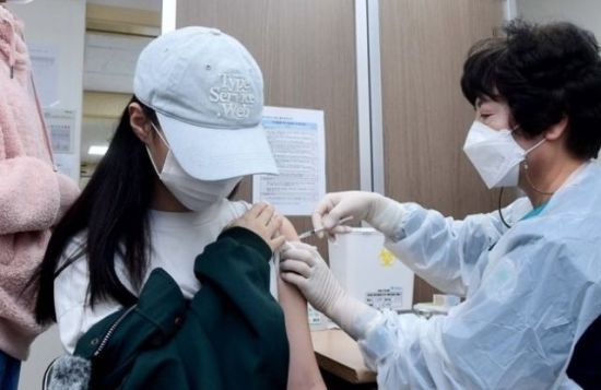 2022년 코로나19 백신을 접종받고 있는 한 시민의 모습. 기사 중 특정 표현과 관련 없음. 연합뉴스