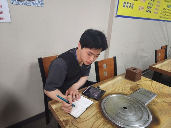 박세원 순경이 7일 외근 나가서 증거를 수집해 정리하는 모습. 본인 제공