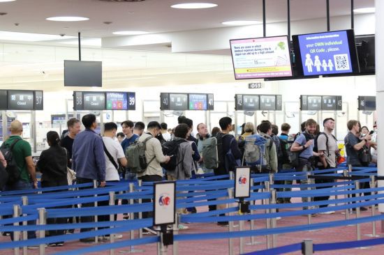한국과 일본 정부가 국교정상화 60주년을 맞아 6월 한 달간 상대 국민 전용 입국 심사대를 운영하기로 한 가운데 제도 첫날인 지난 1일 도쿄 하네다공항에서 많은 외국인이 입국 심사를 위해 대기하고 있다. 연합뉴스