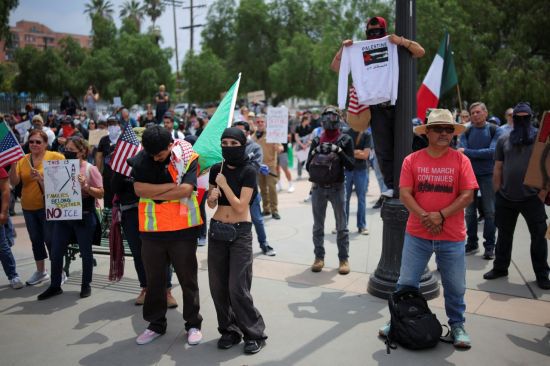 미국 캘리포니아주 로스앤젤레스에서 사람들이 연방 이민 단속에 항의하기 위해 모여들었다. 기사 이해를 돕기 위한 사진으로 내용과는 무관. 로이터연합뉴스