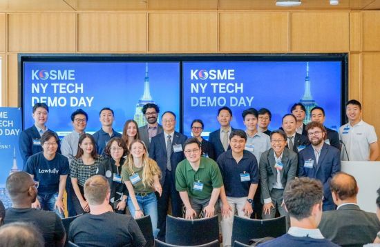미국 뉴욕 현지에서 6일 열린 'KOSME NY TECH DEMO DAY' 참석자들이 기념 촬영을 하고 있다. 중진공