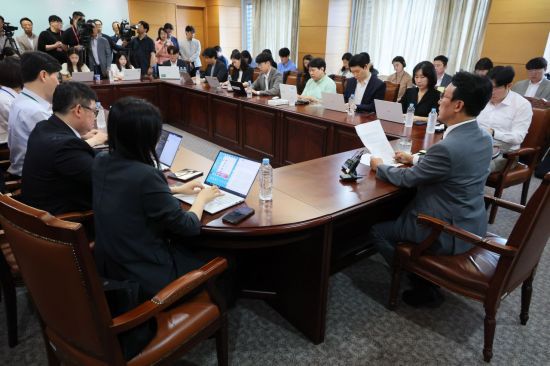 김민석 국무총리 후보자가 10일 서울 종로구 통의동 청문회 준비단 사무실에서 기자간담회를 하고 있다. 2025.6.10 연합뉴스
