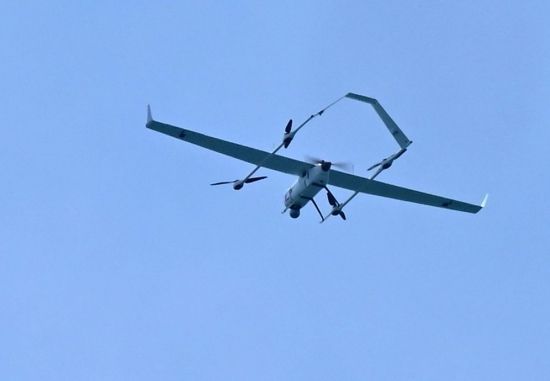 정찰·감시용 드론이 드론모함을 출발해 해상표적을 추적하고 있다. 이번 훈련에 참가한 정찰·감시용 드론은 참치어군탐지용으로 개발 운용되었으며; 체공시간은 3시간; 속력은 약 시속 80km이다.