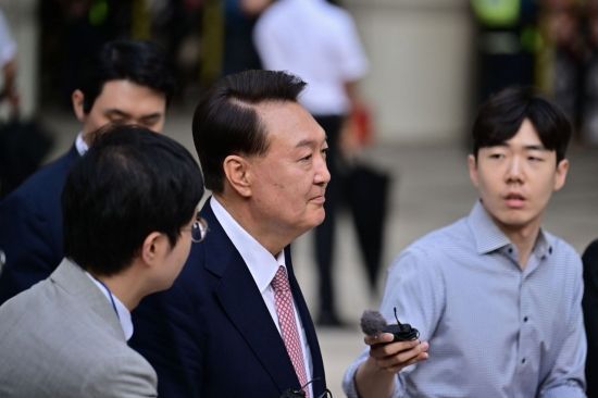 윤석열 전 대통령이 9일 오후 서울 서초구 중앙지방법원에서 열린 내란 우두머리 혐의, 직권남용 권리행사방해 혐의 사건 6차 공판을 마친 후 취재진의 질문을 받으며 법원을 나서고 있다. 사진공동취재단