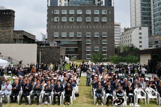 10일 서울 용산구 민주화운동기념관(옛 남영동 대공분실)에서 열린 6·10 민주항쟁 기념식 및 민주화운동기념관 개관식에서 우원식 국회의장과 박찬대 더불어민주당 대표직무대행, 김용태 국민의힘 비대위원장, 우상호 정무수석 등 주요 참석자들이 박수를 치고 있다. 2025.06.10 윤동주 기자