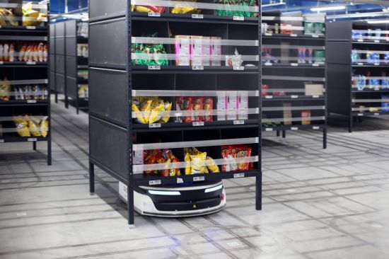 작업자에게 상품을 가져다주는 무인 운반 로봇(AGV). 쿠팡 제공