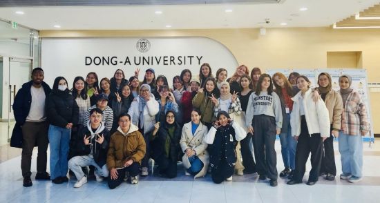 올해 초 동아대가 GKS 장학생 오리엔테이션을 실시하고 기념촬영하고 있다. 동아대 제공