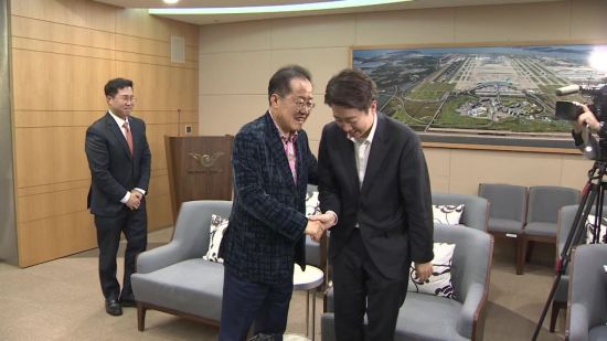 미국으로 출국하는 홍준표 전 대구시장이 지난달 10일 인천국제공항 귀빈실에 배웅 나온 개혁신당 이준석 대선 후보를 만나고 있다. 연합뉴스