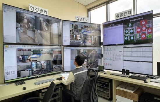 HDC현대산업개발은 안전 관리 사각지대를 없애기 위해 2022년부터 CCTV 통합관제센터를 운영하고 있다. 사진은 광주 센티니얼 아이파크 현장의 CCTV 통합관제센터. HDC현대산업개발 제공