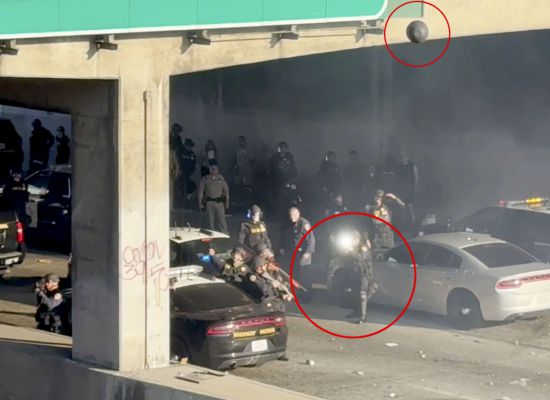 한 경찰이 토비 캔햄을 겨냥해 총을 발사하는 장면. 뉴욕포스트 캡처.