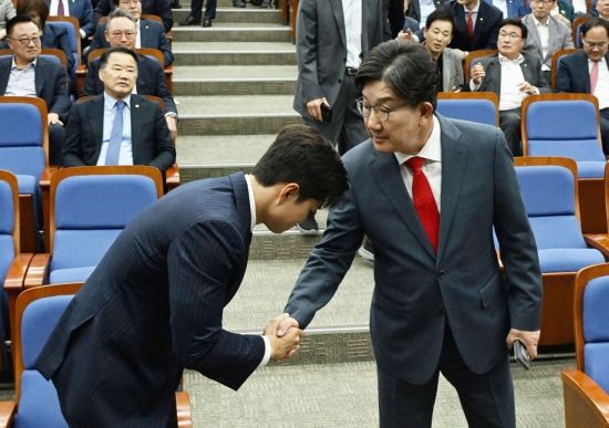 김용태 국민의힘 비상대책위원장과 원내대표직 사퇴를 선언한 권성동 원내대표가 9일 국회에서 열린 의원총회에 참석해 인사하고 있다. 김현민 기자