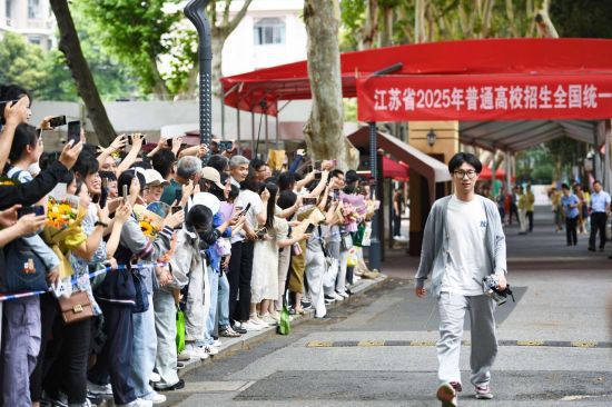 중국 동부 장쑤성 난징에서 한 학생이 '가오카오'를 보러 가고 있다. 기사 이해를 돕기 위한 사진. AFP연합뉴스.