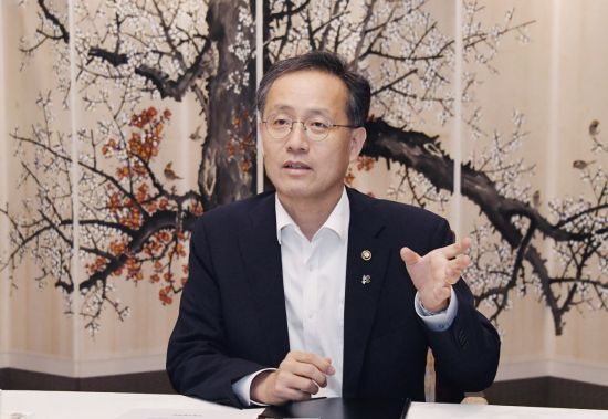 이형일 기획재정부 장관 직무대행(1차관)이 13일 오후 정부서울청사에서 중동 사태 관련 관계기관 합동 긴급상황점검회의를 주재하며 발언하고 있다. 기재부