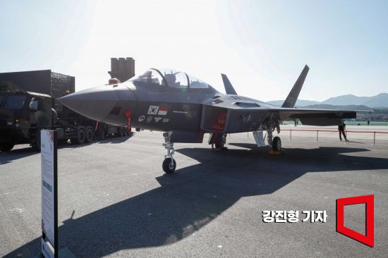17일 경기 성남 서울공항에서 열린 '서울 국제 항공우주-방위산업 전시회(ADEX) 2023'에서 국산 초음속 전투기 KF-21이 공개되고 있다. 사진=강진형 기자aymsdream@