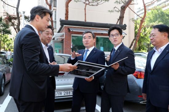 김보현 대우건설 사장(왼쪽에서 세 번째)이 12일 서울 강남구 개포우성7차 단지를 방문해 현장을 둘러보고 있다. 대우건설 제공