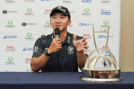김홍택이  백송홀딩스-아시아드CC 부산오픈에서 정상에 오른 뒤 인터뷰를 하고 있다. 사진제공=KPGA