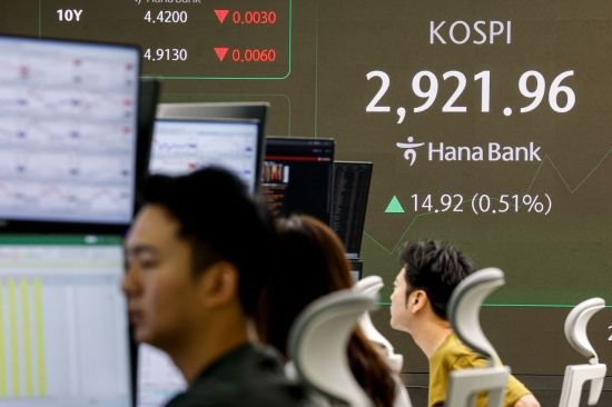 코스피 지수가 전 거래일 대비 2.95포인트 상승한 2909.99로 장을 시작한 12일 서울 중구 하나은행 본점 딜링룸에서 딜러들이 업무를 보고 있다. 2025.6.12. 강진형 기자