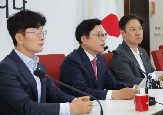 국민의힘 박형수 원내수석부대표가 13일 국회에서 현안 관련 기자간담회를 하고 있다. 연합뉴스