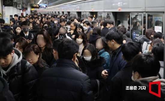 2024년 2월 광화문역에 출근하는 시민들로 붐비고 있다.