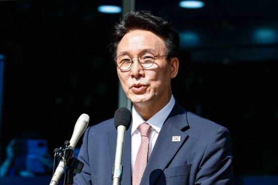 김민석 국무총리 후보자가 인사청문사무실에 출근하며 취재진 질문에 답하고 있다.