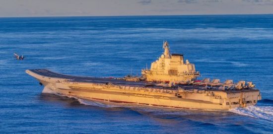 전투기 이륙훈련을 하는 중국 항공모함인 랴오닝함의 모습. 일본정부는 지난 8일 랴오닝함과 산둥함이 일본 오가사와라제도 일대에서 훈련 중인 모습이 목겼됐다고 밝혔다. 중국 인민해방군 해군 홈페이지