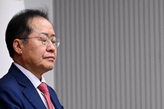 정계를 은퇴하고 하와이로 출국한 홍준표 전 대구시장이 "윤석열·이재명 정권 모두에 책임 느낀다"고 글을 올렸다. 국회사진기자단