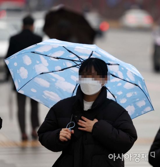 16일 광주·전남은 제주도 남쪽 해상 저기압의 영향으로 대체로 흐리고, 전남 남해안에는 새벽부터 오전 사이 시간당 30㎜ 내외의 강한 비가 내릴 것으로 예보됐다.